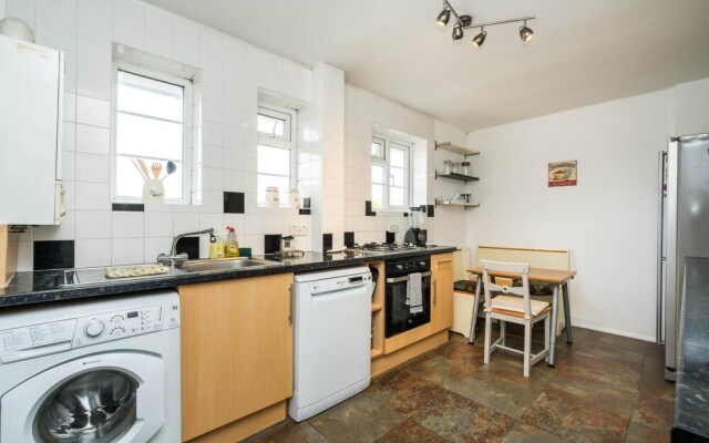 Bright and Comfortable 2 Bedroom Flat Oakwood