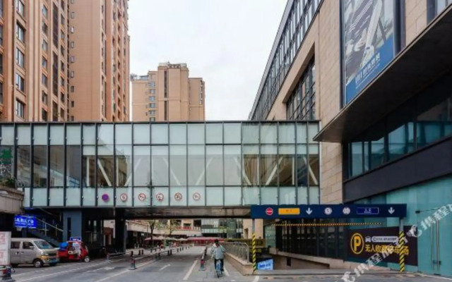 Chengdu Yuanmei Impression Hotel (Longhu Beicheng Tianjie Wukuaishi Subway Station)