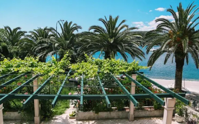Seafront vacation house w JACUZZI 5 meters from beach