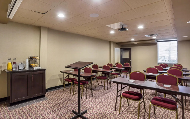 Comfort Suites University