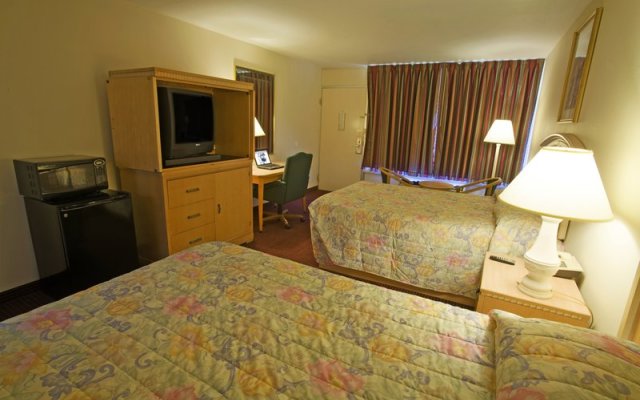 Evergreen Inn & Suites