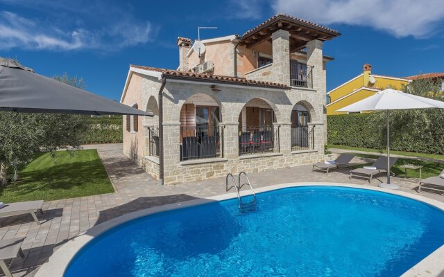 Villa with Private Pool Just 10 Minutes Drive From the Beach And Porec Center