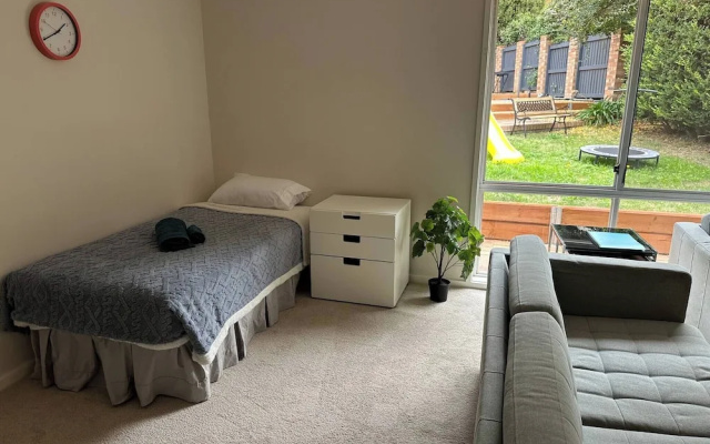 Cozy Curtin- 3 Guests House – Guest Rooms – Tuggeranong