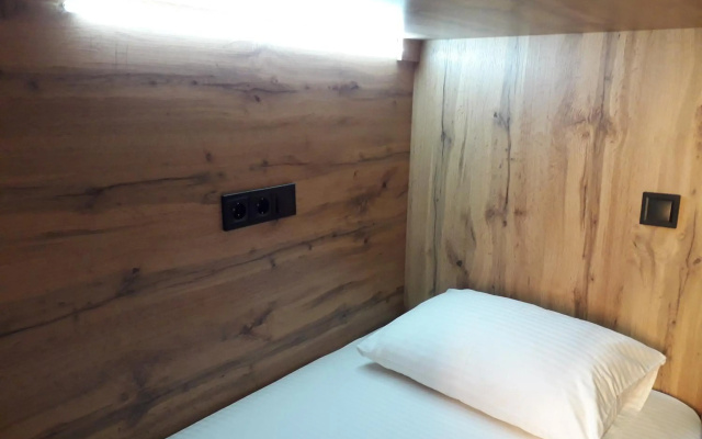 Full House Hotel & Capsule Hostel, Rivne