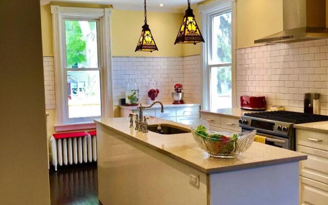 1000 Islands B&B – The Bulloch House