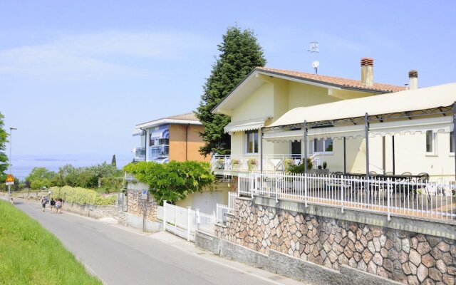 Just 300 Meters From The Harbour And Sandbeach Of Pacengo Di Lazise