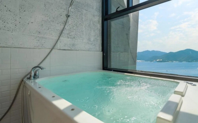 Geoje Sea and Blue Pool Villa