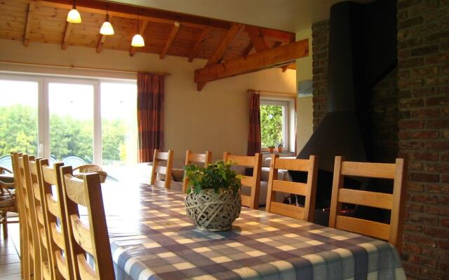 Spacious Holiday Home near Forest