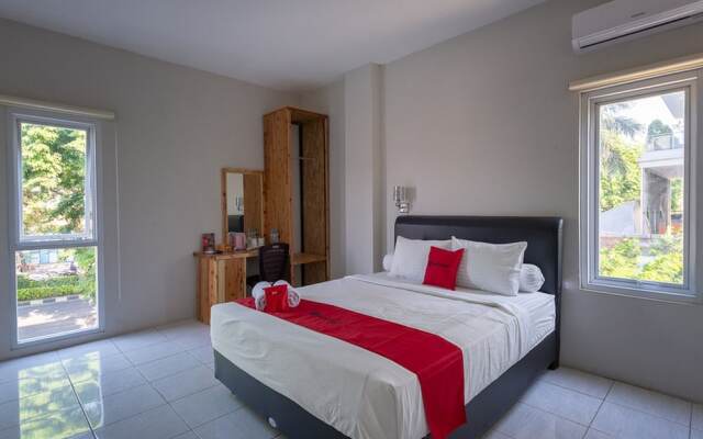 RedDoorz Plus Syariah @ Raya Nginden 2