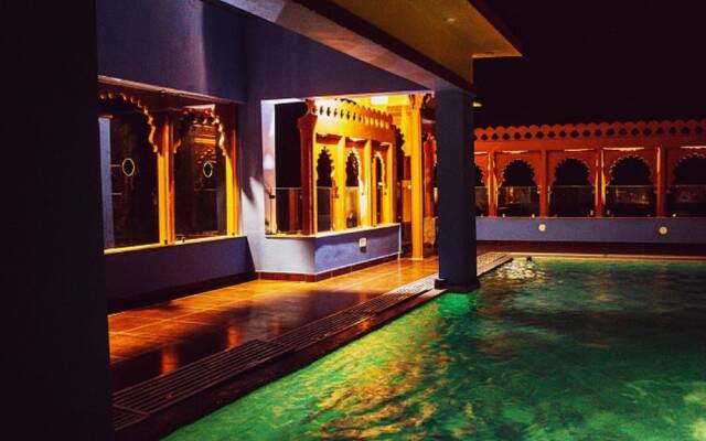 Hotel Charan Kamal