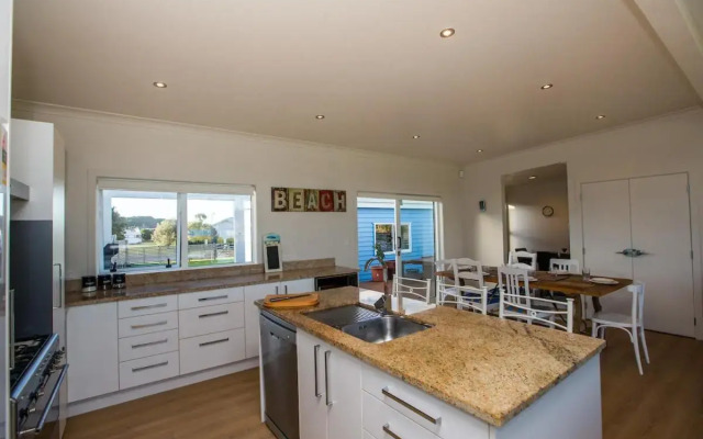 Waterfront Wonder - Matarangi Holiday Home