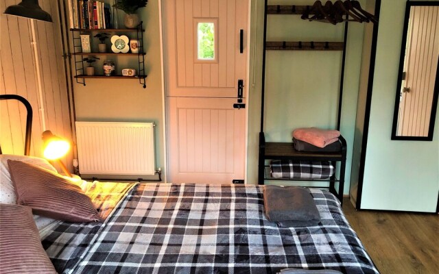 Unique 1+ bed Cabin, Parking and Private Garden