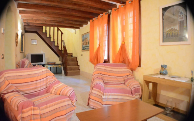 Sunny Venice Apartments