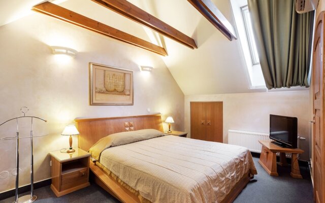 Atrium Suites