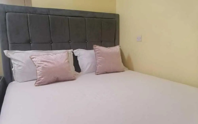 Lux Suites Trm drive Studio Apartments