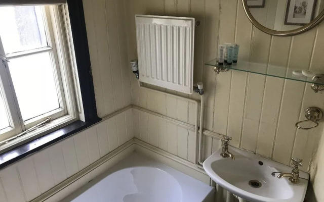 Drewe Arms Bunk Rooms & Church Cottage