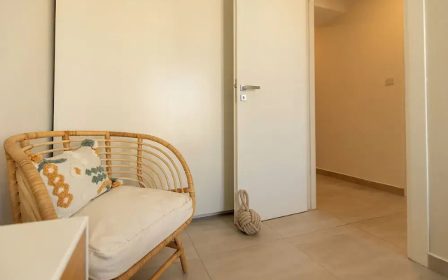 Modern & Spacious 3BD Apt With Terrace