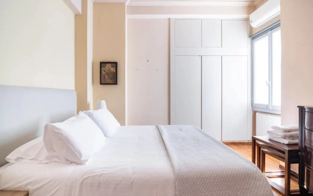 Neoclassical Athenian 2-bed Apt Balcony