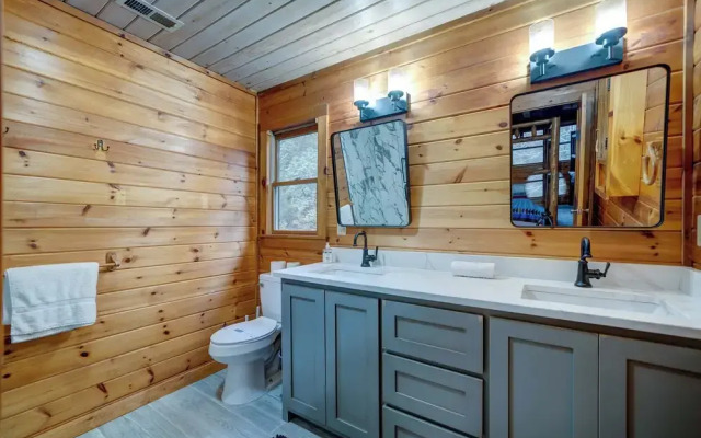 Bear Track Falls Peaceful, Quiet Mtn. Retreat!