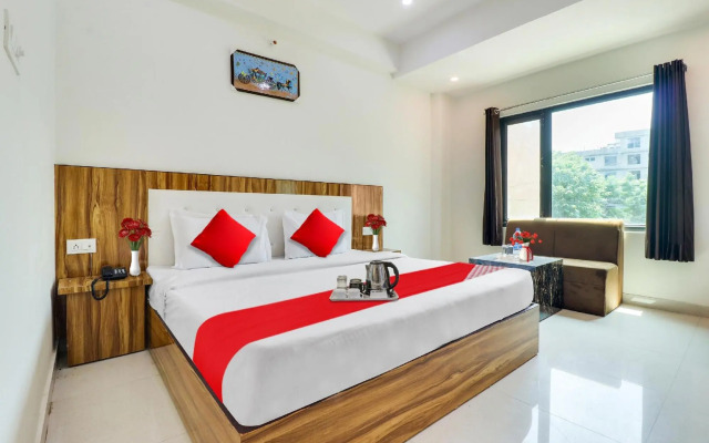 Super OYO 92578 HOTEL LA PLAZO