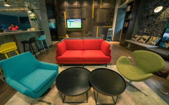 Wanhe Zhizhen Hotel (Shanghai Sun Moonlight Dapuqiao Subway Station)