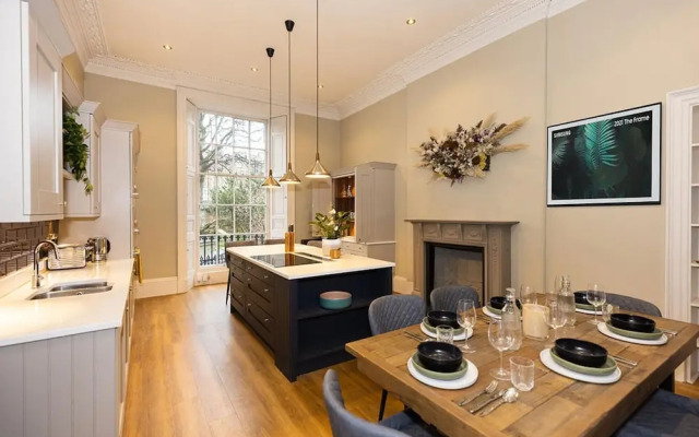 Beautiful Three Bedroom Georgian Home in Edinburgh