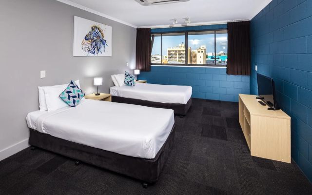 Gilligan's Backpackers Hotel & Resort