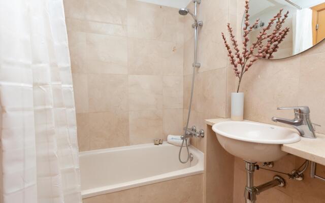 MARIA · Stylish 2 BR apartment with private roof terrace