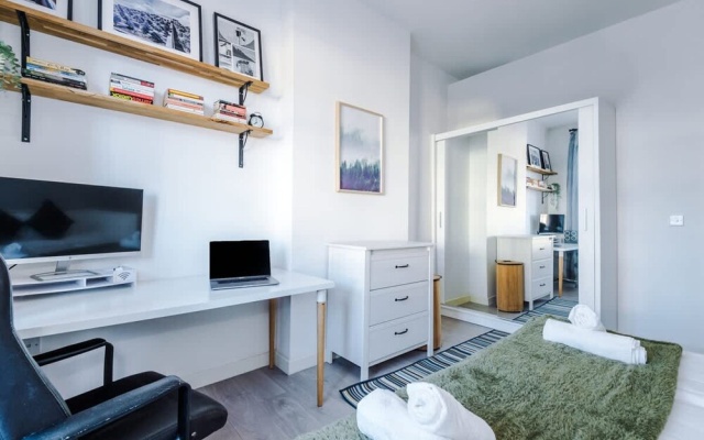 New Stylish City-centre Flat w Parking Sleeps 4