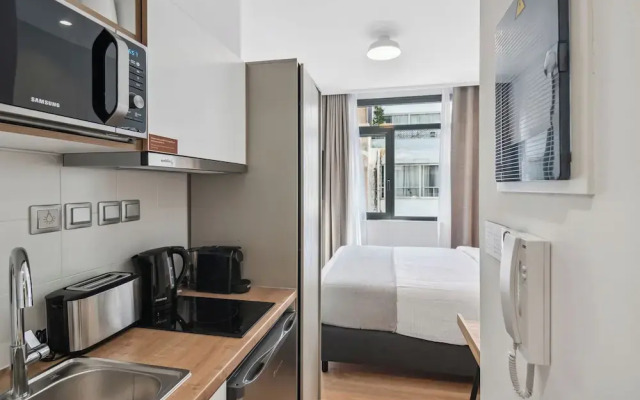 limehome Piraeus Olive