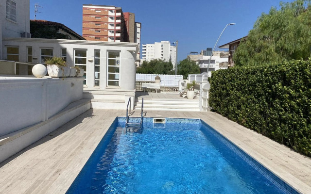 R126 Beachfront Apartment Sant Salvador
