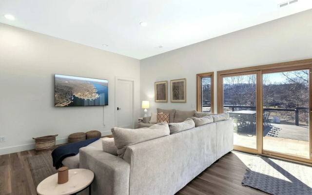 Big Bear Bungalow Stay on Ozark Waterfront