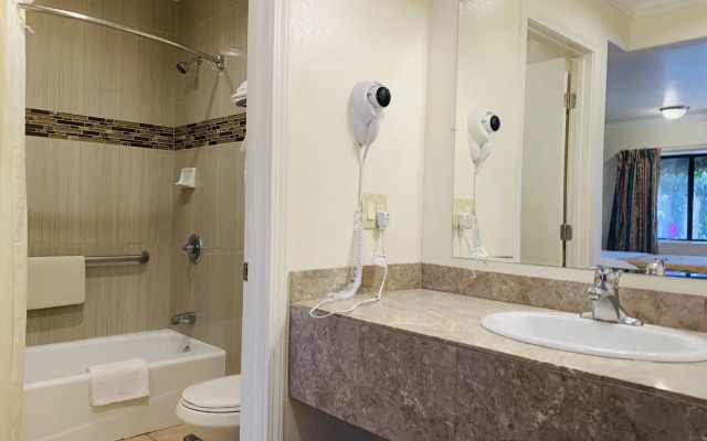 Monterey Oceanside Inn