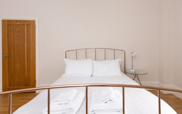 A Bright &Spacious 2 Bed Apt in West Kensington