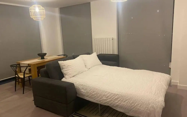 Beautiful 2 Bed Penthouse With Balcony Views Ldn