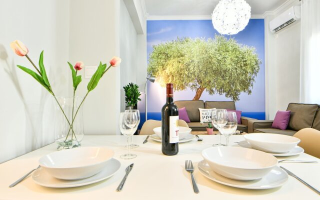 Fresh & renovated apartment next to metro station
