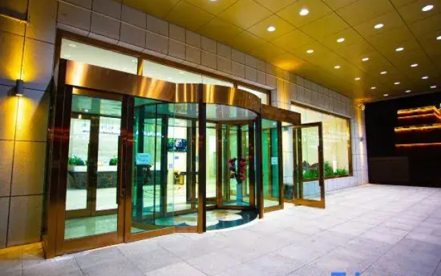 Sky  Mirror  Grand  Hotel