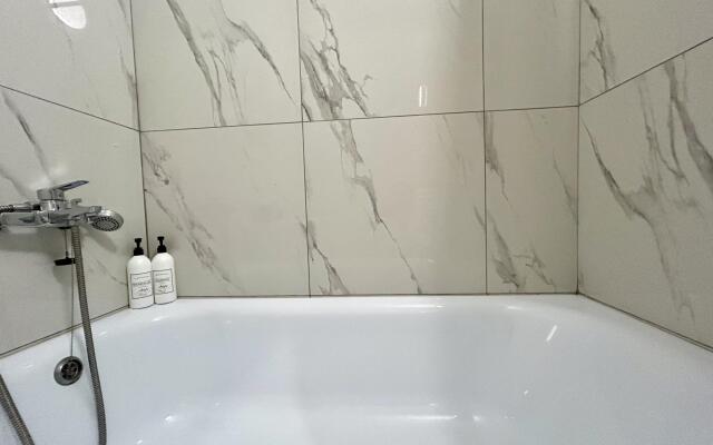 4 Сезона на улице Академика Сулейманова 10