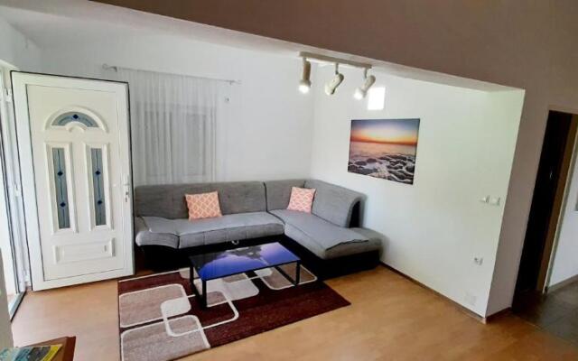 Apartments Ema & Sea