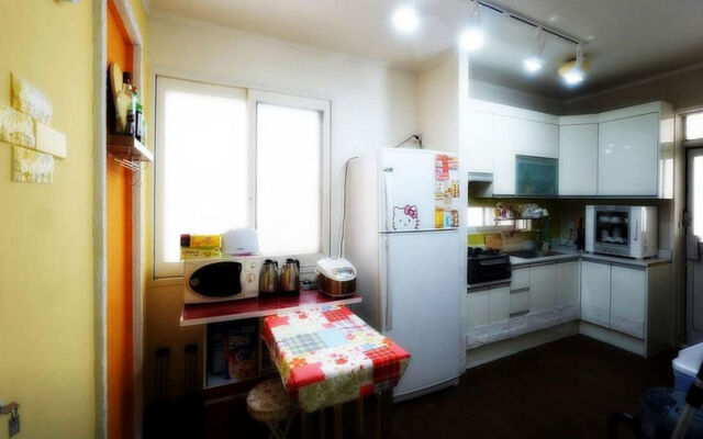 Tiara Guesthouse - Hostel