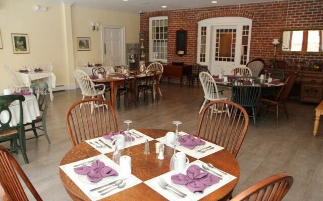 Cromwell Manor Inn