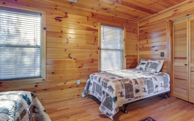 Mtn-view Getaway w/ Lake Access in Whittier!
