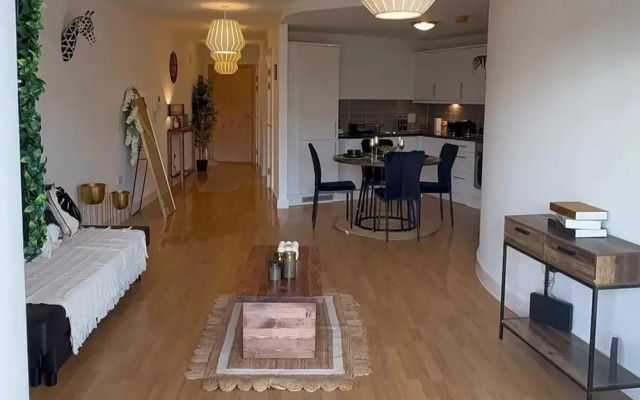 Flat - Sleeps 4 - Parking - Balcony - Pet Friendly