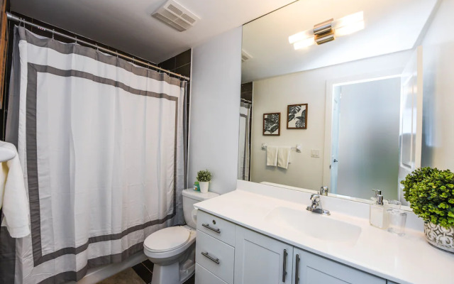 Canadian Madmac Furnished Apartment - Square One Ovation