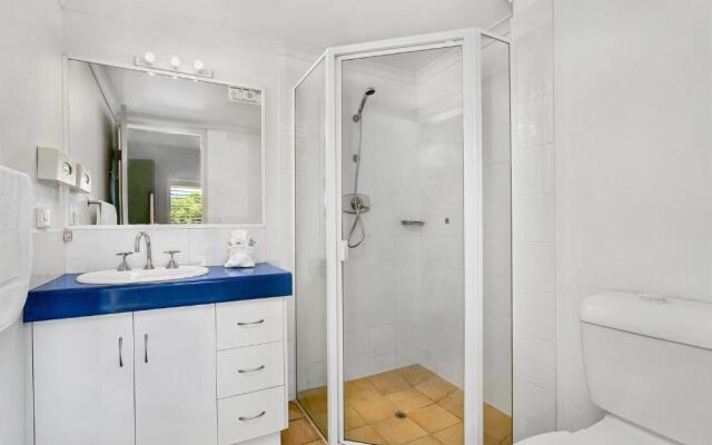 Cairns Reef Apartments & Motel