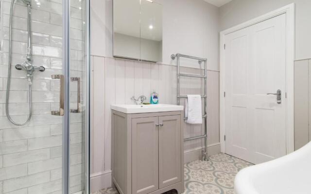 Enfield House - Charming, Modern and Light 4bed