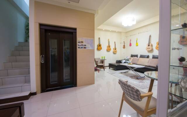 Guitar Charm B&B