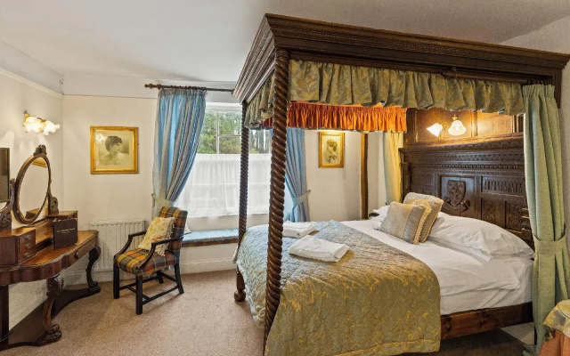 Two Bridges Hotel