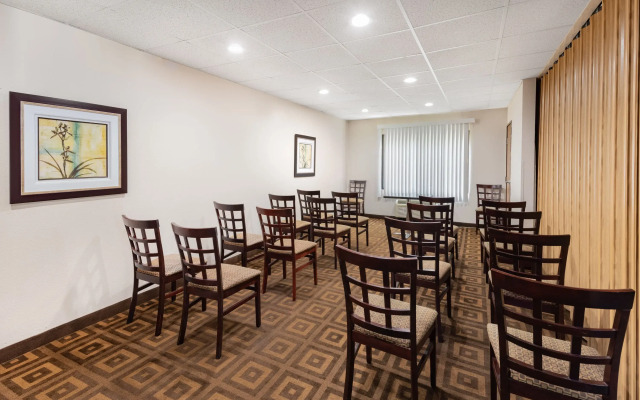 Travelodge by Wyndham Knoxville East