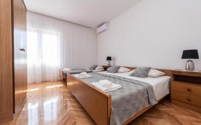 Centrally located apartment for 16